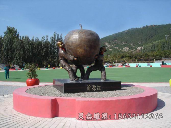 两个儿童抱着苹果雕塑，公园人物雕塑