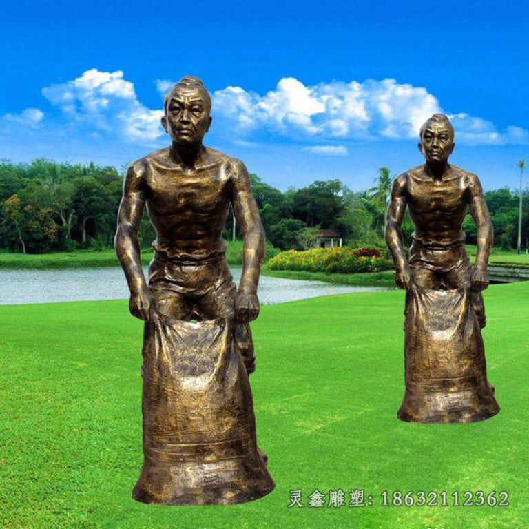 手抬粮食的人物铜雕，公园景观雕塑