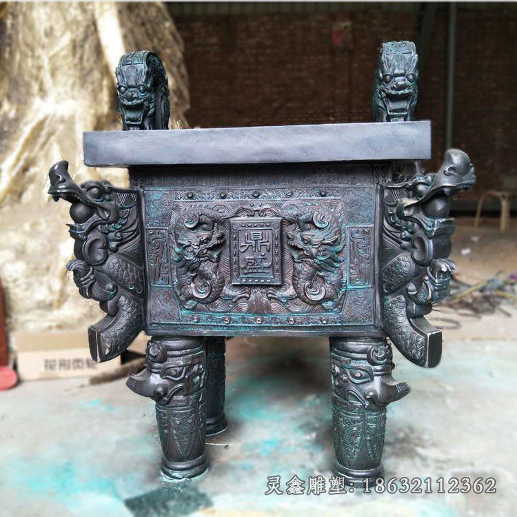 铜雕鼎