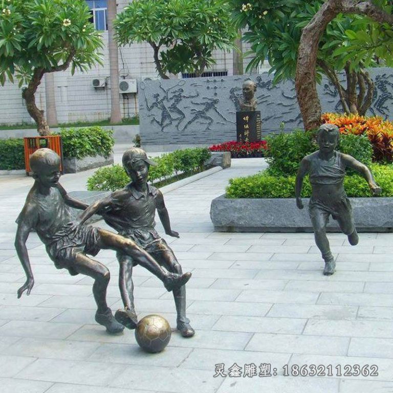 小孩踢足球雕塑，公园景观铜雕