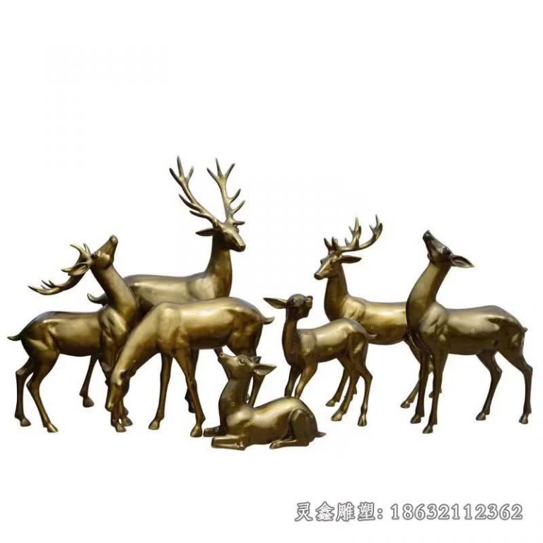 黄铜色鹿群雕塑