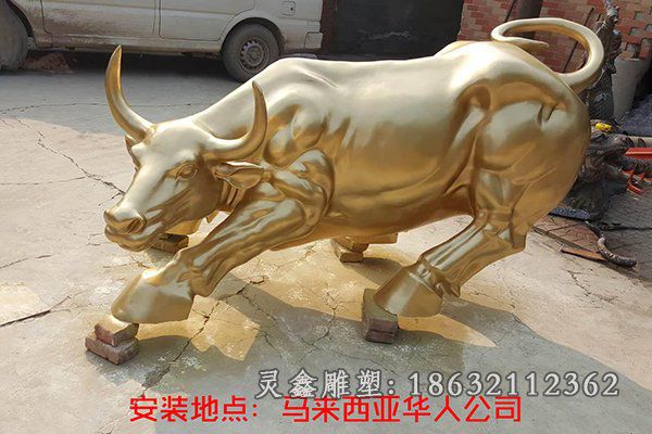 广场金色牛标志铜雕