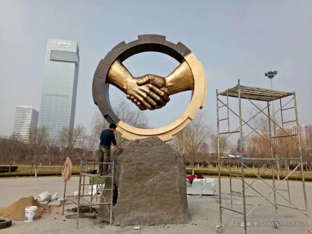 不锈钢握手景观雕塑