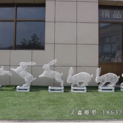 不锈钢兔子一家人雕塑
