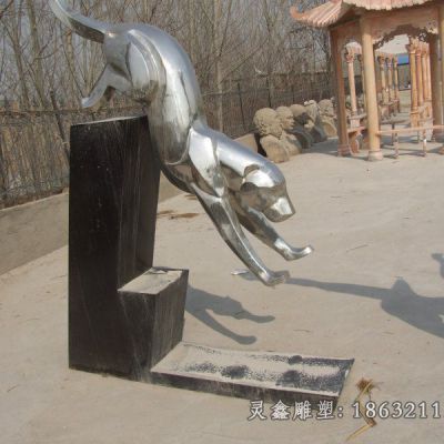 不锈钢镜面豹子雕塑