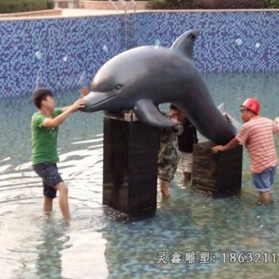 广场海豚玩耍动物铜雕