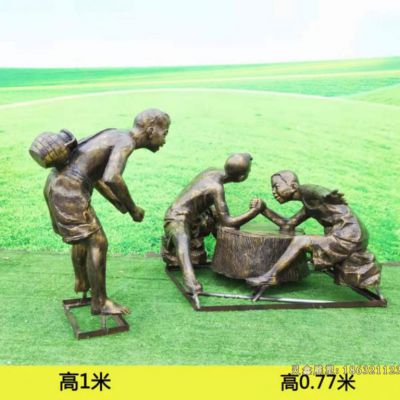 儿童嬉戏扳手腕铜雕